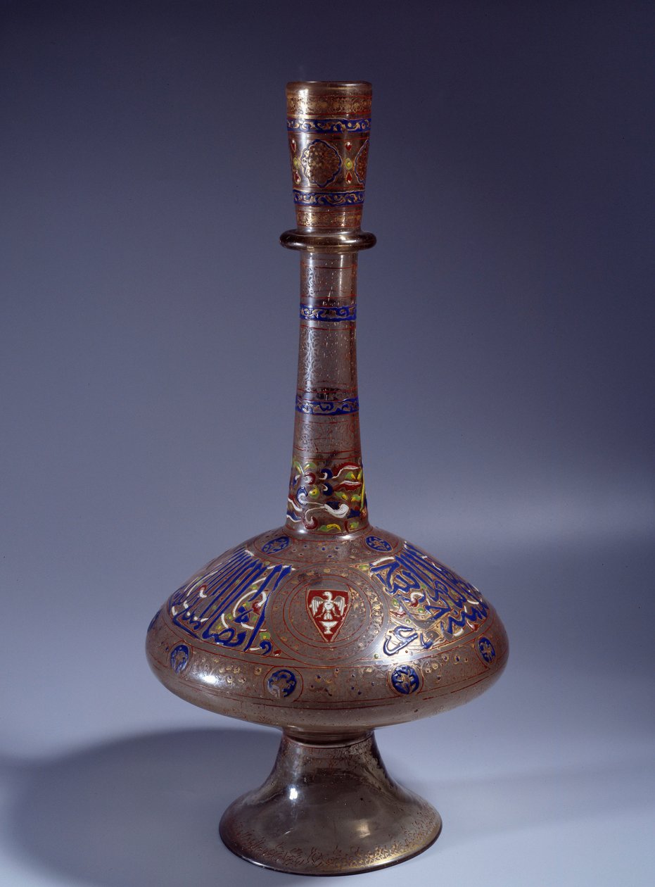 Islamitische Kunst: fles met lange geëmailleerde glazen hals van Vicekoning Tuquztemur. ca. 1345. uit Egypte of Syrië. Parijs, Louvre Museum door Islamic School