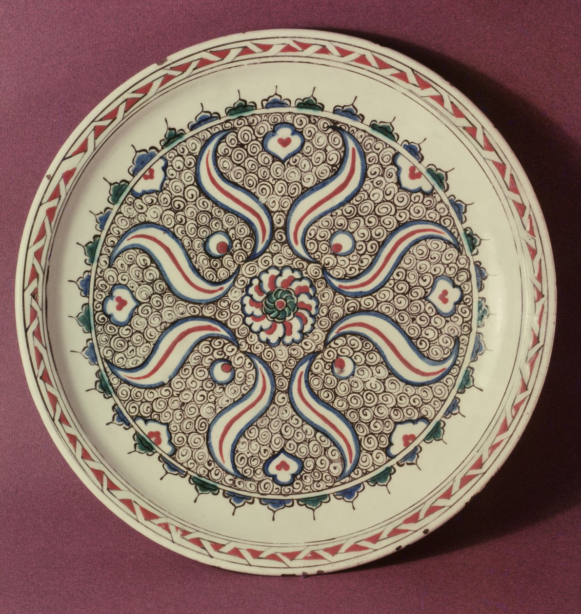 Bord versierd met een vlammenpatroon, Iznik, uit Turkije door Islamic School