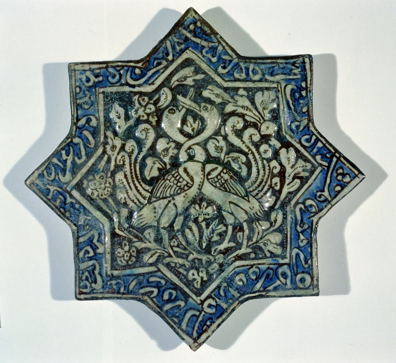 Stervormige tegel met bladgoud in de stijl van Takht-e Solaiman, 13e-14e eeuw door Islamic School