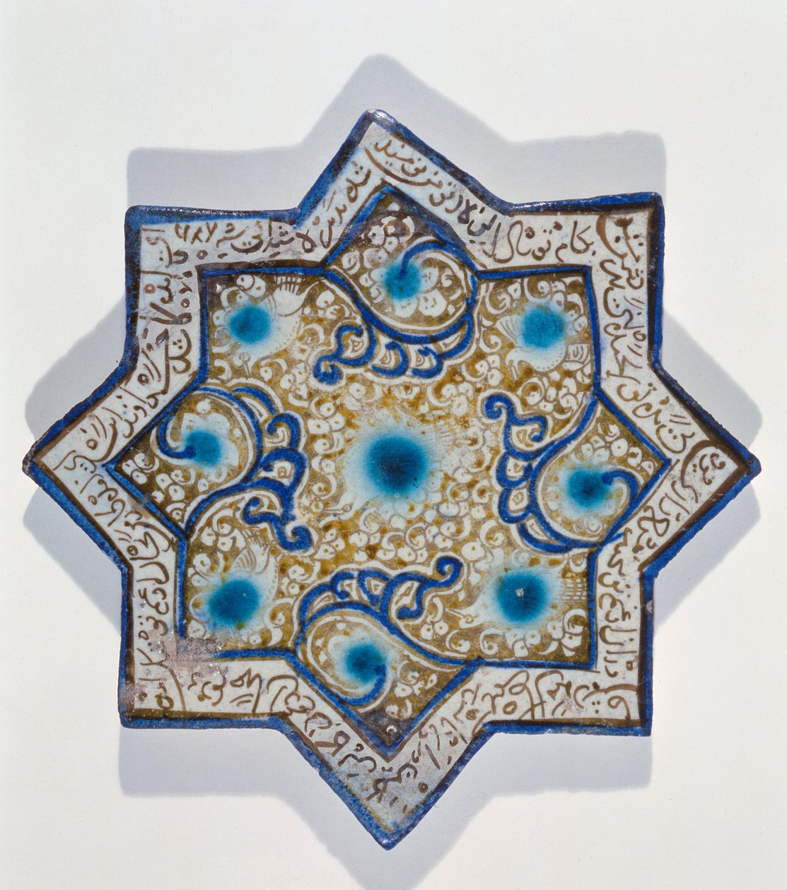 Stervormige tegel met bladgoud in de stijl van Takht-e Solaiman, 13e-14e eeuw door Islamic School