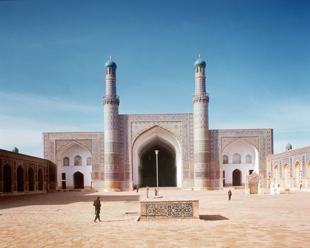 De binnenplaats van de Masjid-i Jami of Vrijdagmoskee, gesticht in 1200, herbouwd in 1498 door Islamic School