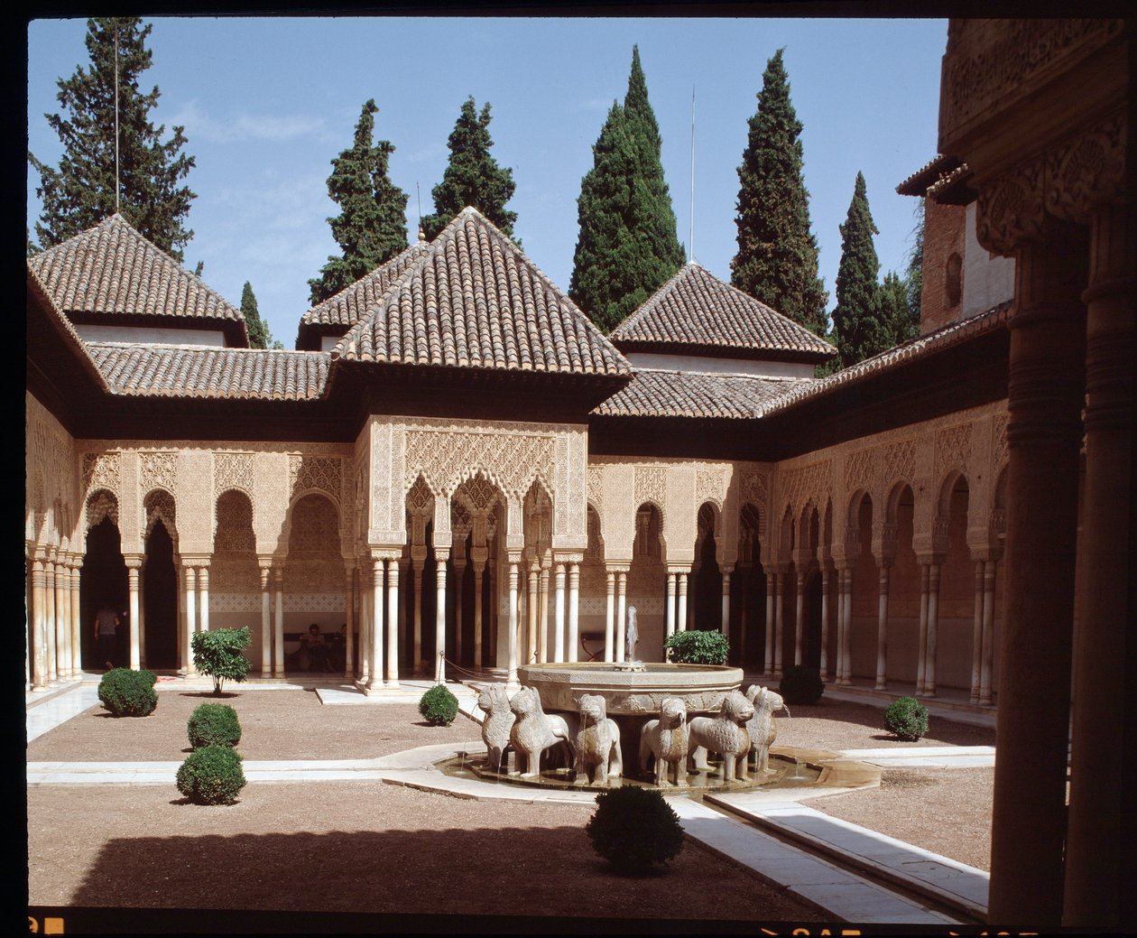 Uitzicht op de Hof van de Leeuwen, hoofdplein van het Nasrid-dynastie Paleis van de Leeuwen door Islamic School