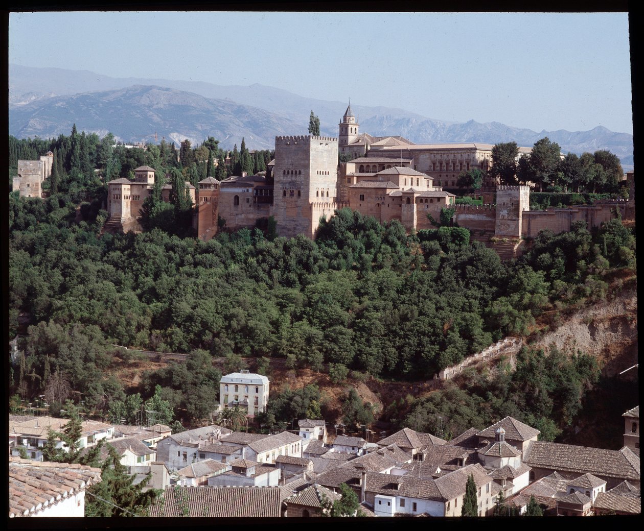 Uitzicht op het fort en paleis van Alhambra door Islamic School