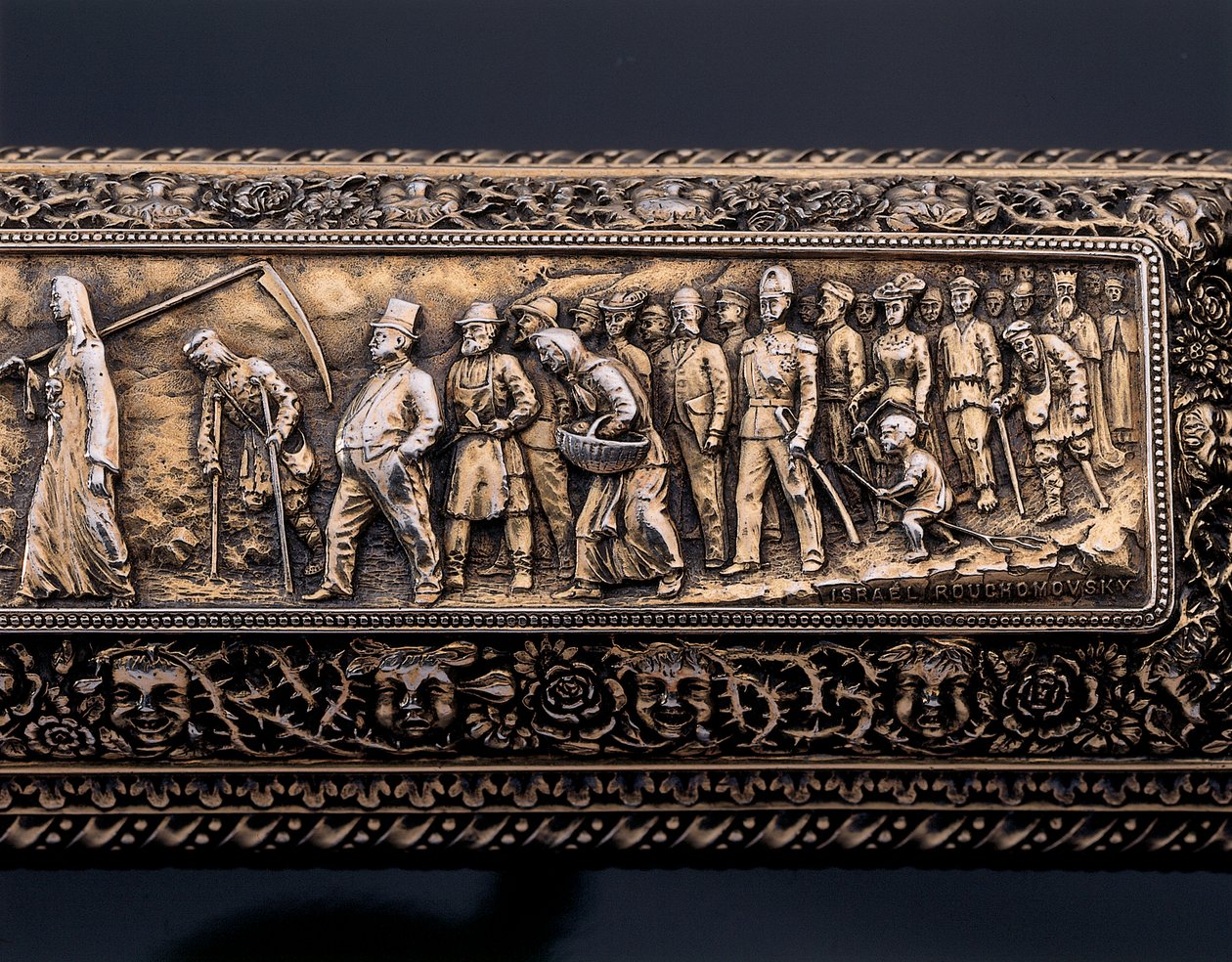 Detail van een miniatuur menselijk skelet en sarcofaag door Israel Rouchomovsky