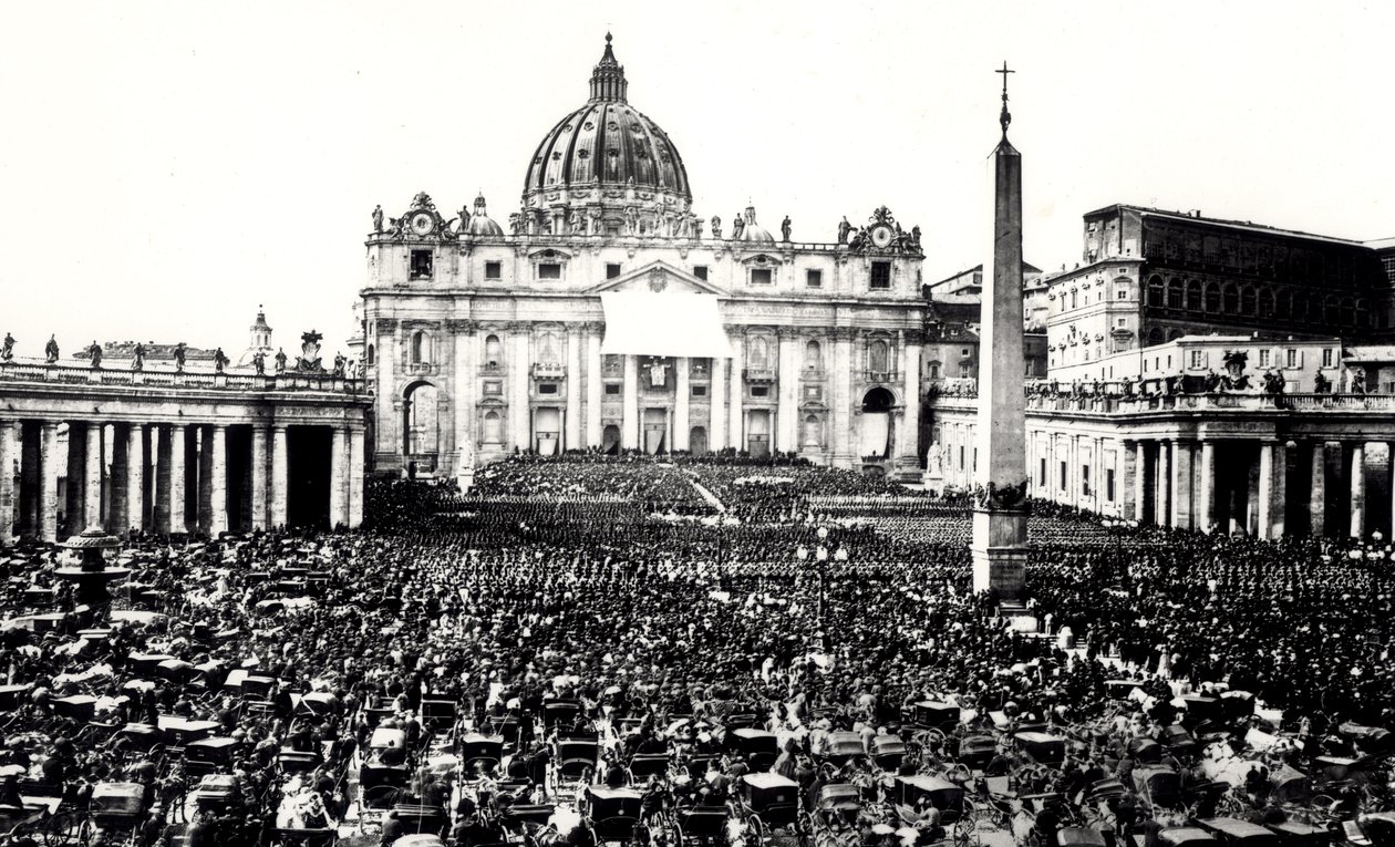 Uitzicht op een menigte op het plein en de basiliek van Sint-Pieter, Vaticaan, c.1865 door Italian Photographer