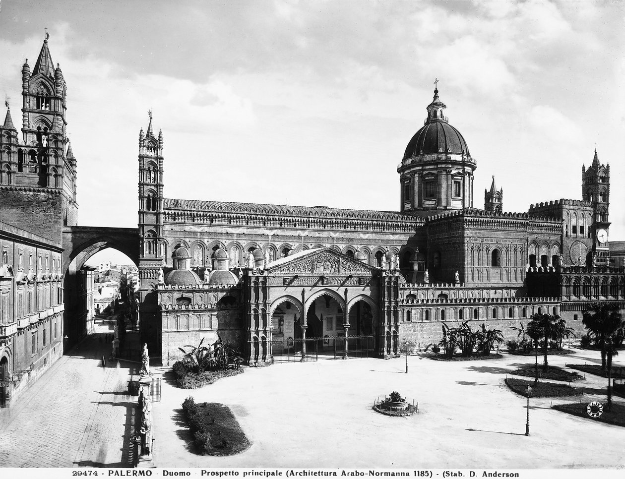 Zicht op de rechterkant van de kathedraal van Palermo, Sicilië, ca. 1929 door Italian Photographer