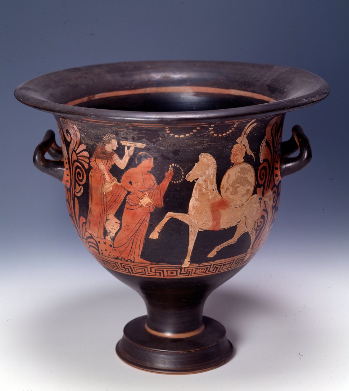 Krater uit Cumae met een offerscène (terracotta, 320-310 v.Chr.) door Italian Peninsula
