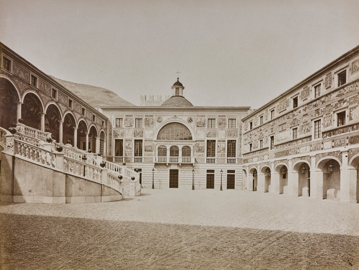 Album "Italie 1882, Napels, Pisa, Genua, Corniche": De binnenplaats van het Prinselijk Paleis van Monaco door Italian Photographer