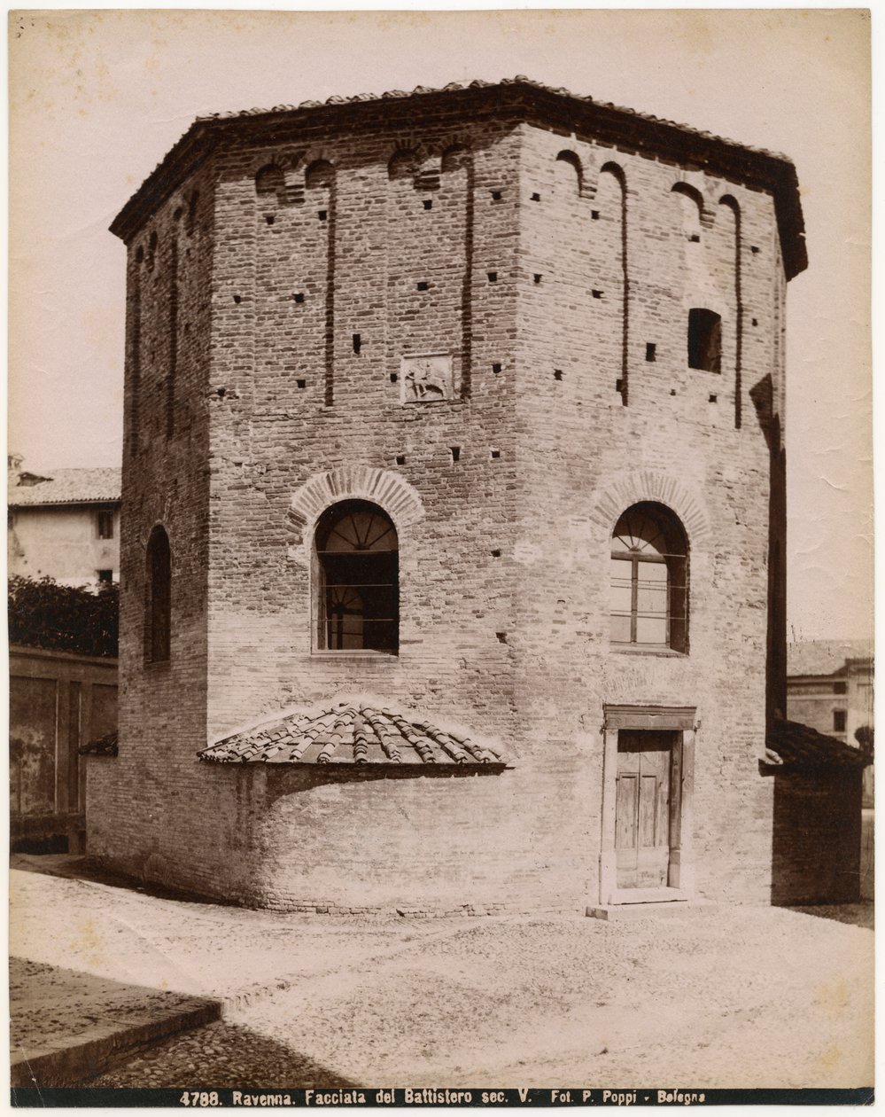 Doopkapel van Neon of Orthodoxe Doopkapel, Ravenna, Emilia-Romagna, Italië, foto door Pietro Poppi, Bologna, ca. 1900 door Italian Photographer