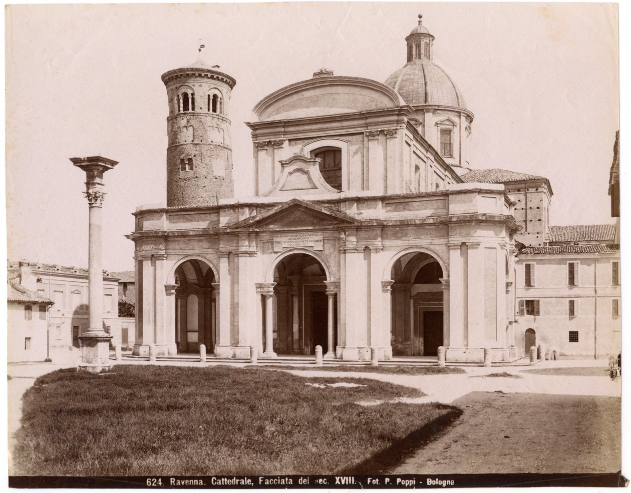 Kathedraal van de Opstanding van Onze Heer Jezus Christus, Ravenna, Emilia-Romagna, Italië, foto door Pietro Poppi, Bologna, ca. 1900 door Italian Photographer