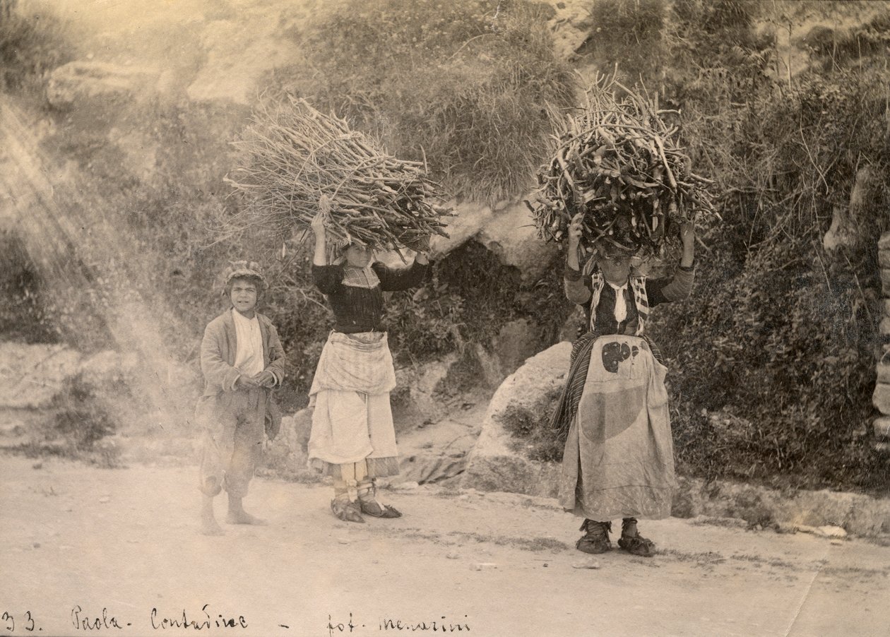 Boeren dragen bundels hout op hun hoofd, Paola, Calabrië, foto door Leopoldo Menarini, ca 1910 door Italian Photographer