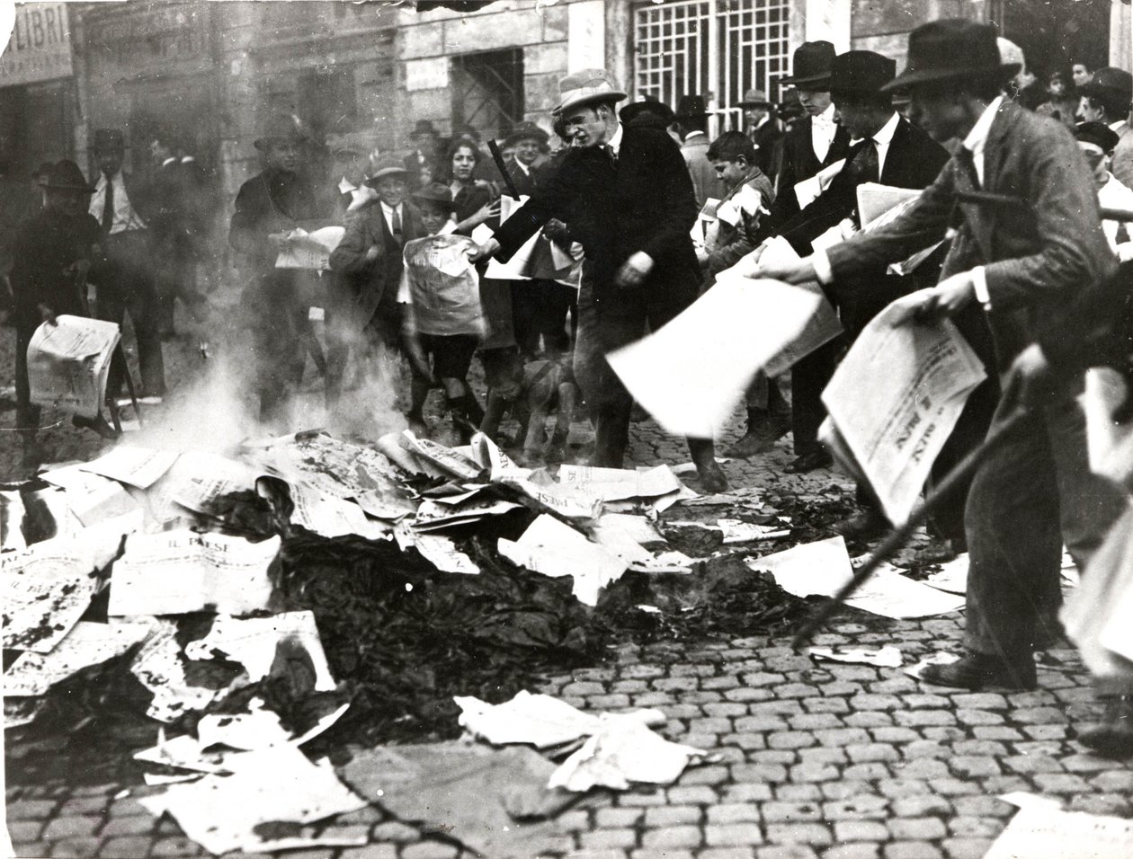 Fascistische groep verbrandt socialistische kranten 