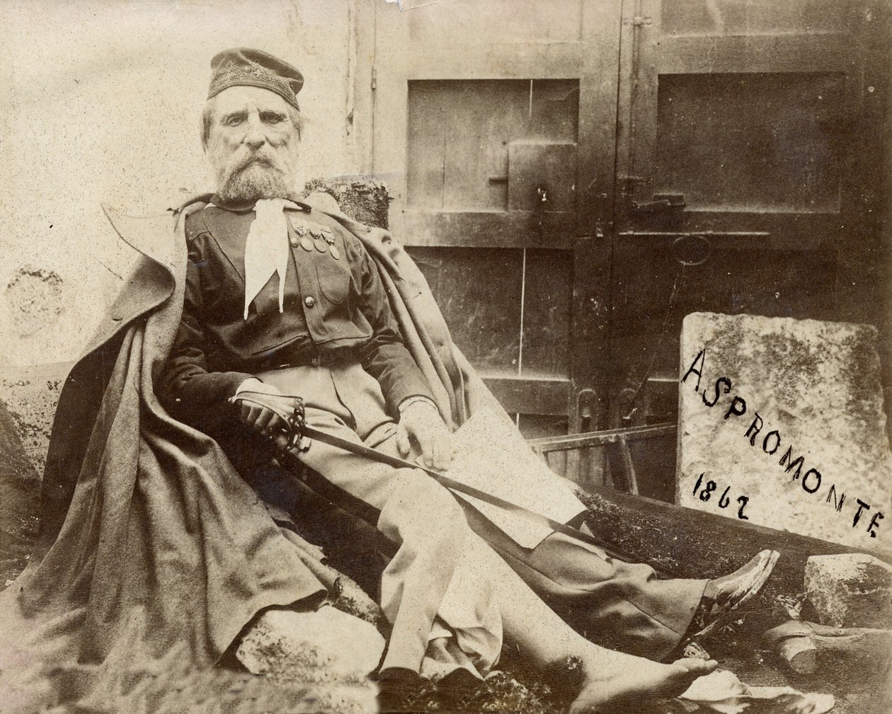 Giuseppe Garibaldi in Aspromonte, met gewonde been in 1862 door Italian Photographer