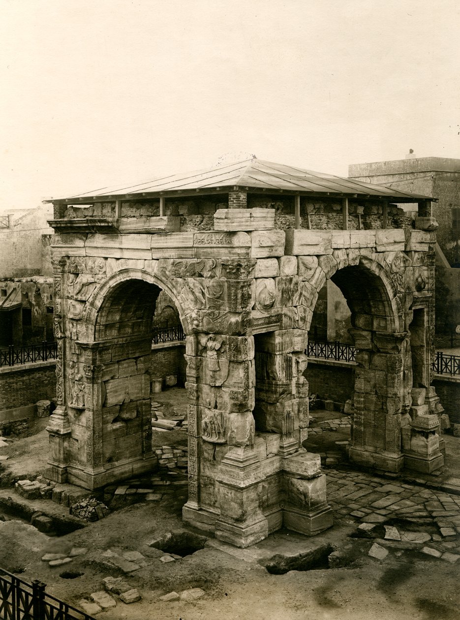 Marcus Aurelius boog na restauraties, Tripoli, Libië door Italian Photographer