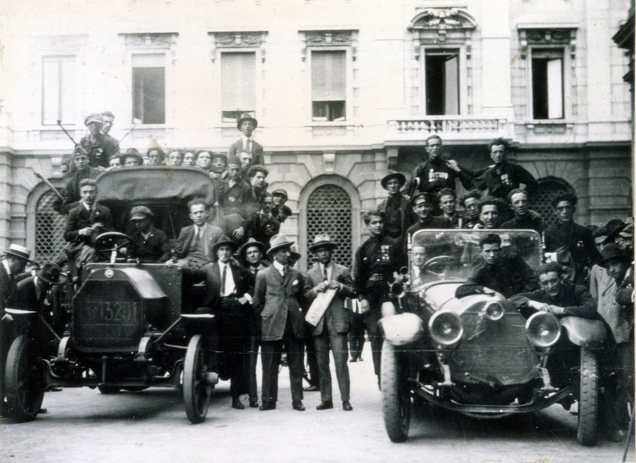 Milaan, 3 en 4 augustus 1922. De reactie van de fascisten op de staking. Actieteams op het Scala-plein. door Italian Photographer