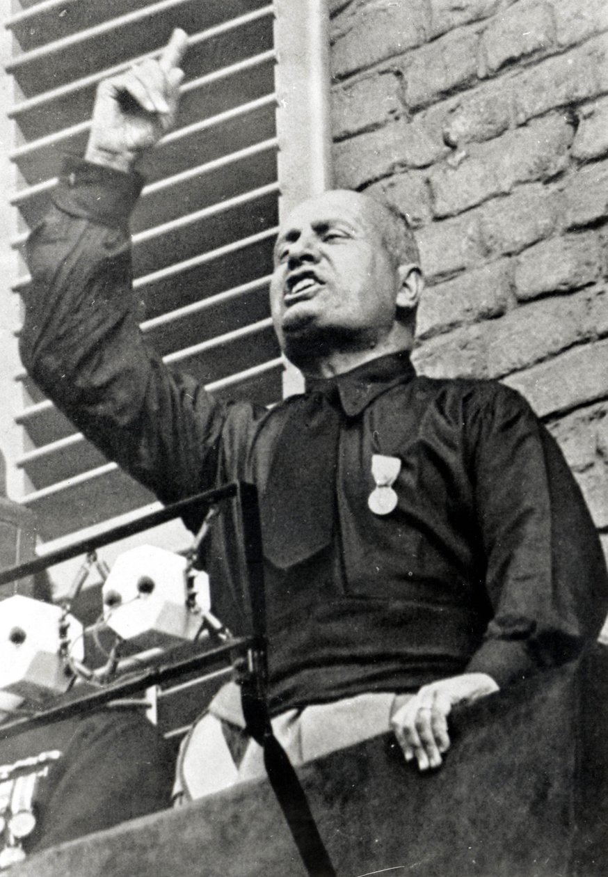Mussolini in een zwart hemd door Italian Photographer