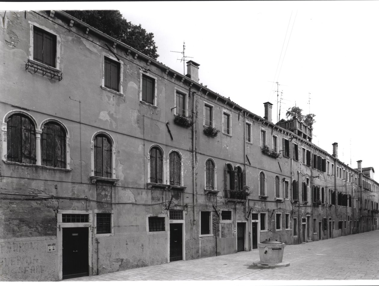 Rij huizen aan de Calle Riello, Venetië door Italian Photographer