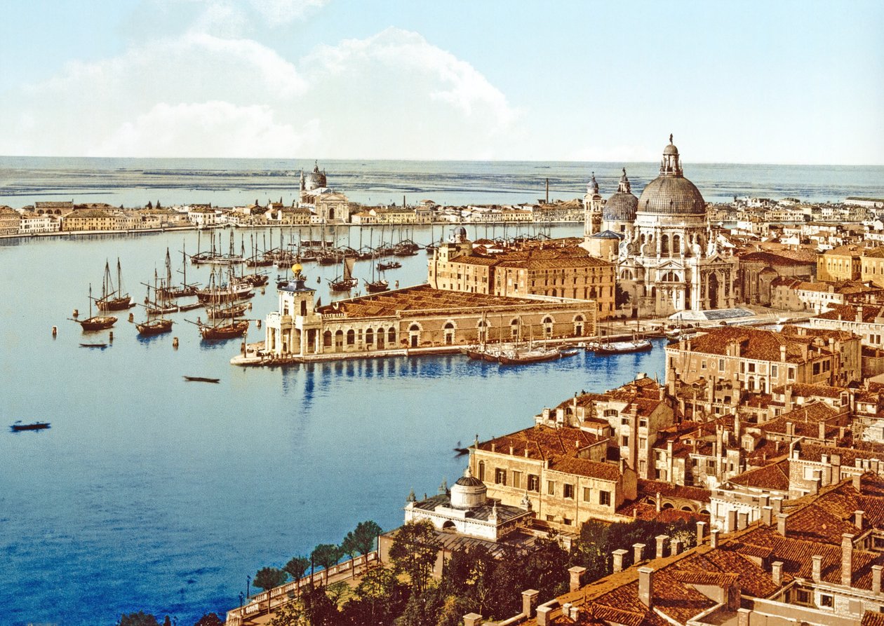 Santa Maria della Salute vanaf de Campanile Toren op het San Marcoplein, Venetië, ca. 1900 door Italian Photographer