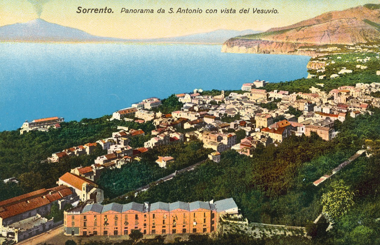 Sorrento, Panorama vanaf S Antonio met uitzicht op de Vesuvius (kleurenfoto) door Italian Photographer
