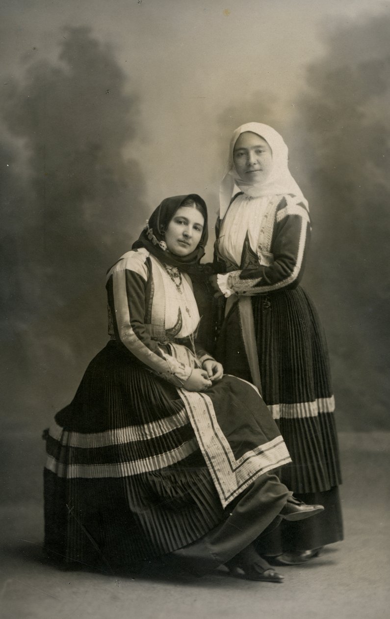 Twee vrouwen in klederdracht, Fonni, Sardinië, Italië, ca 1915 door Italian Photographer