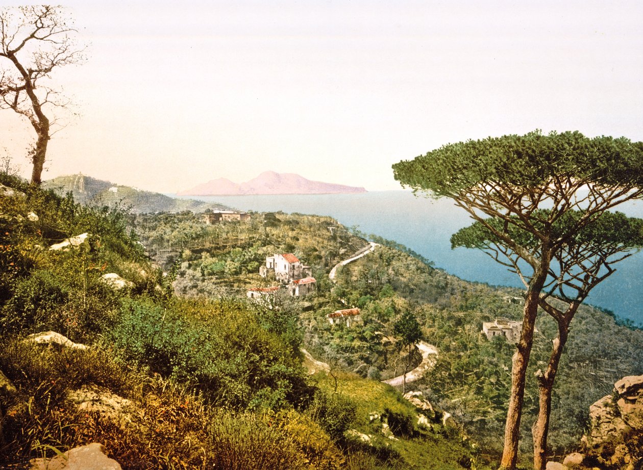 Uitzicht op Vesuvius over de Baai van Napels, 1890-1900 door Italian Photographer