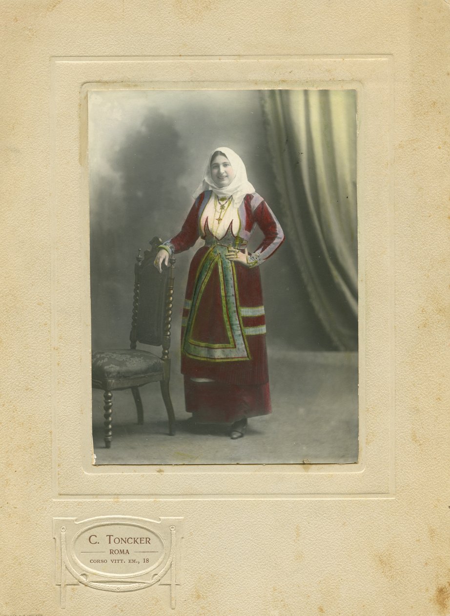 Vrouw in traditionele kleding, Sardinië, Italië, foto door Camillo Toncker, Rome, ca. 1910 door Italian Photographer