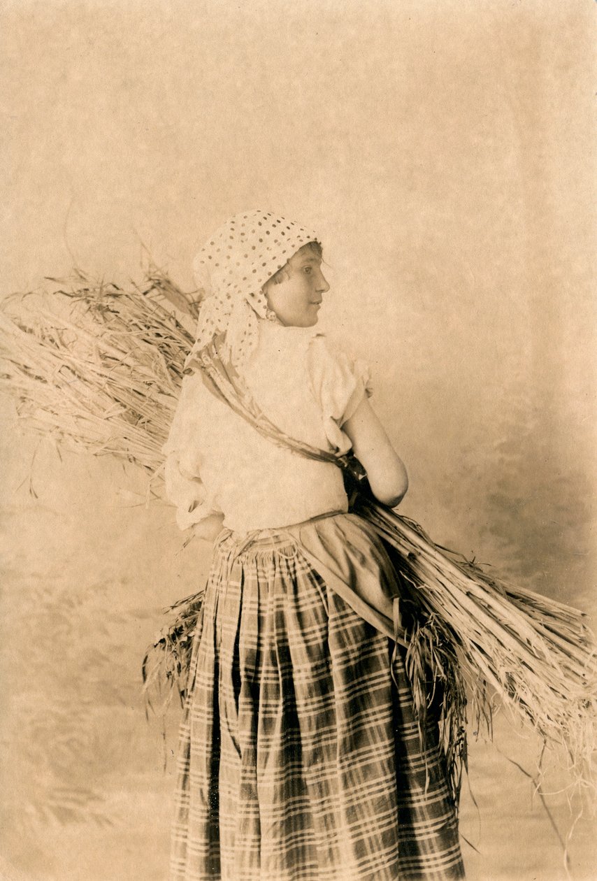 Jonge boerin in traditionele kleding, Lucera, Apulië, Italië, foto door R Manfredonia, Lucera, ca 1900 door Italian Photographer