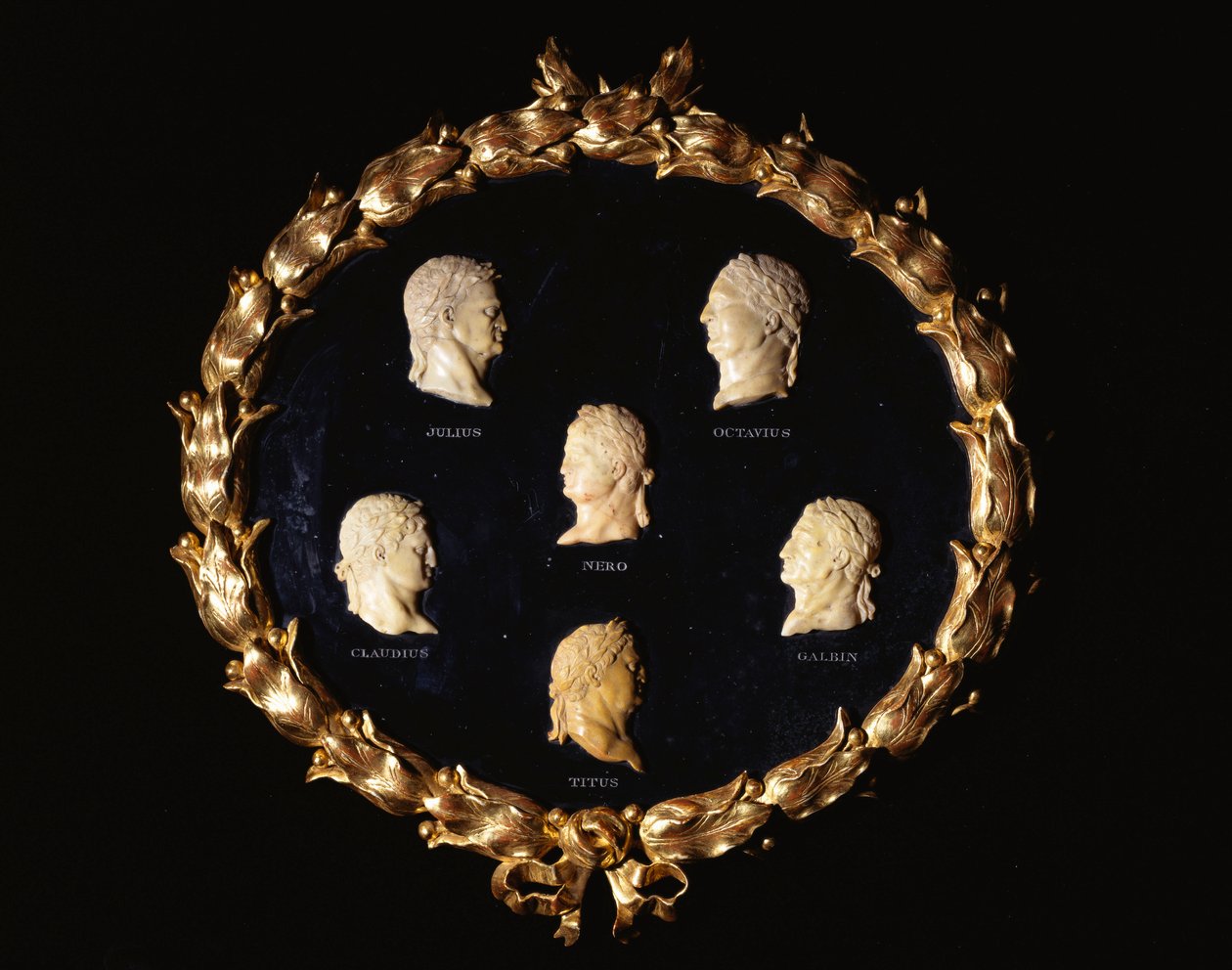 Een set van zes Italiaanse Siena marmeren reliëf profiel bustes van Romeinse keizers, gegraveerd met de namen Octavius, Galbin, Titus, Claudius, Julius en Nero door Italian School