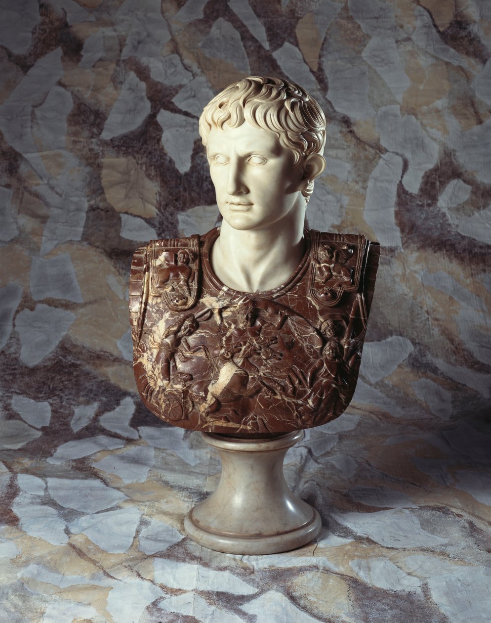 Een Italiaanse gebeeldhouwde statuaire en breccia marmeren buste van Caesar Augustus, naar het antieke door Italian School