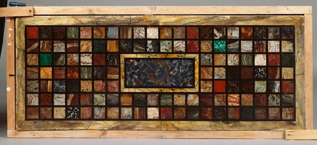 Een Italiaanse specimen tafelblad gecentreerd door een lapis lazuli paneel door Italian School