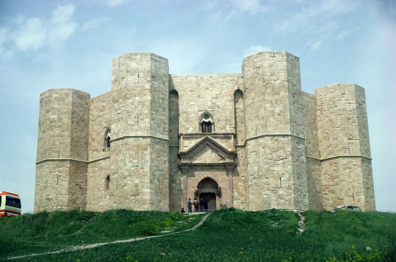 Castel del Monte, gebouwd tijdens het bewind van keizer Frederik II (1194-1250) ca. 1240-50 door Italian School