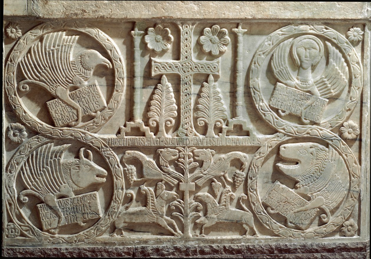 Detail van Stuco met symbolen van de vier evangelisten (tetramorf): de engel voor Sint Mattheüs, de leeuw voor Sint Marcus, de stier voor Sint Lucas en de adelaar voor Sint Johannes. 730-740 Cividale, Battistero di San Callisto door Italian School