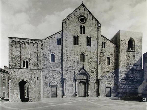 Gevel van de basiliek, gesticht in 1087 om de relikwieën van St. Nicolaas te ontvangen door Italian School