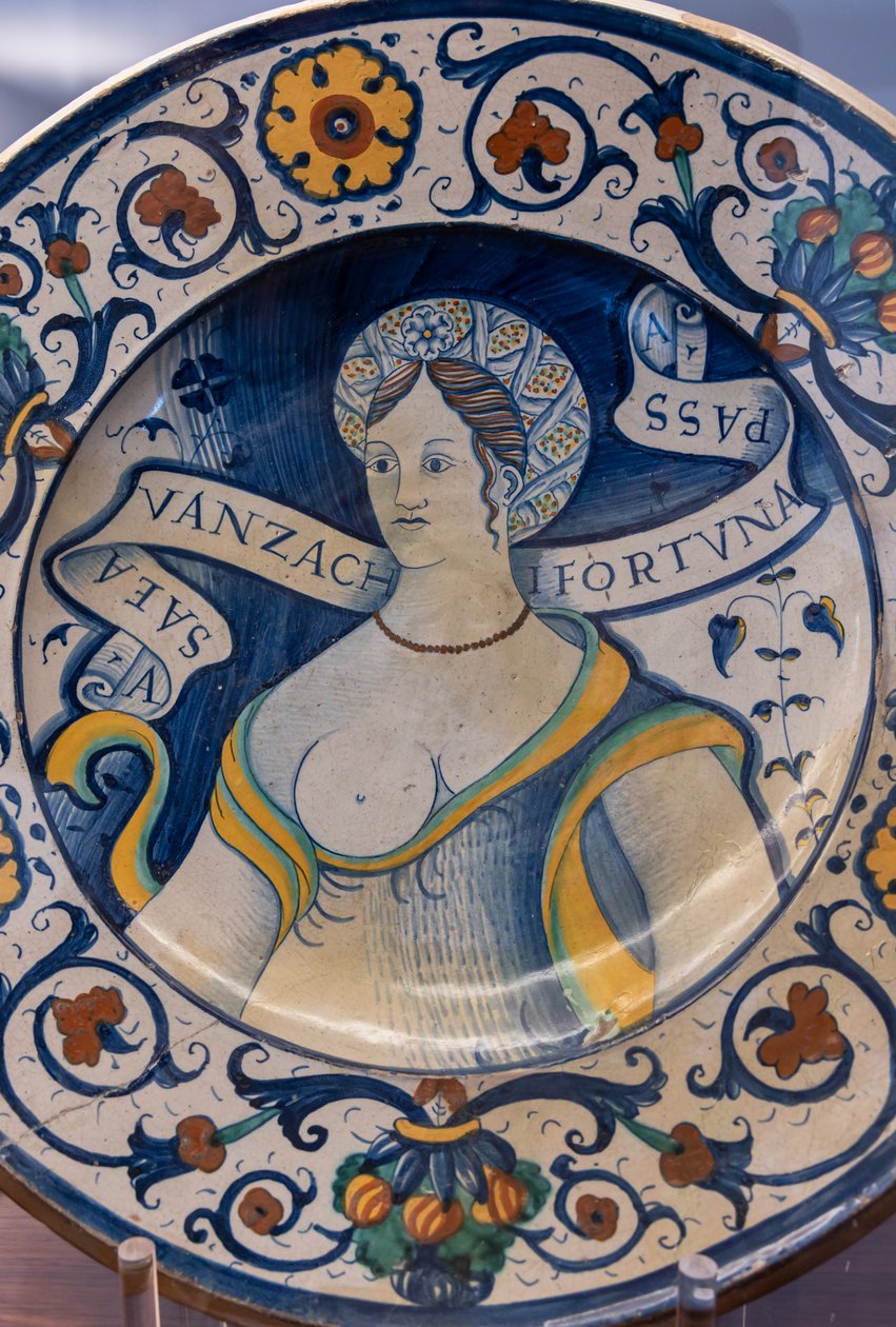 Bord versierd met een buste van een mooie vrouw, met een motief, eerste helft van de 16e eeuw door Italian School
