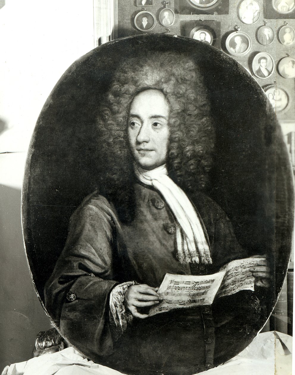 Portret van de componist Tomaso Giovanni Albinoni (1671-1751) met een muziekpartituur door Italian School