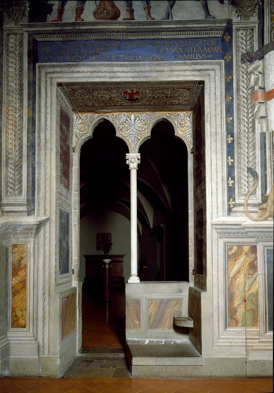 Uitzicht op een raam van de Hal van Lelies gebouwd in 1299-1314 door Italian School