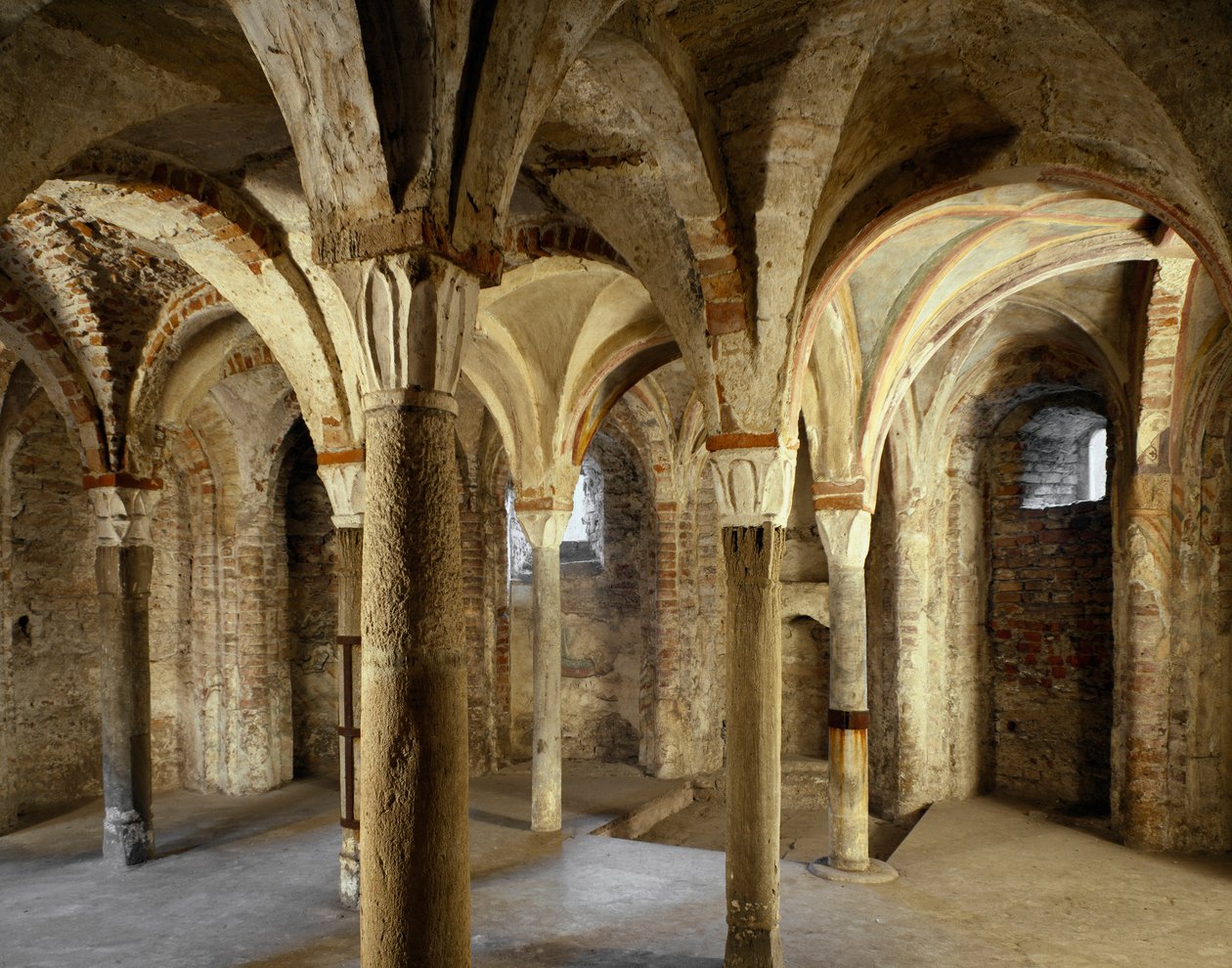 Zicht op de crypte van de kerk van Sant