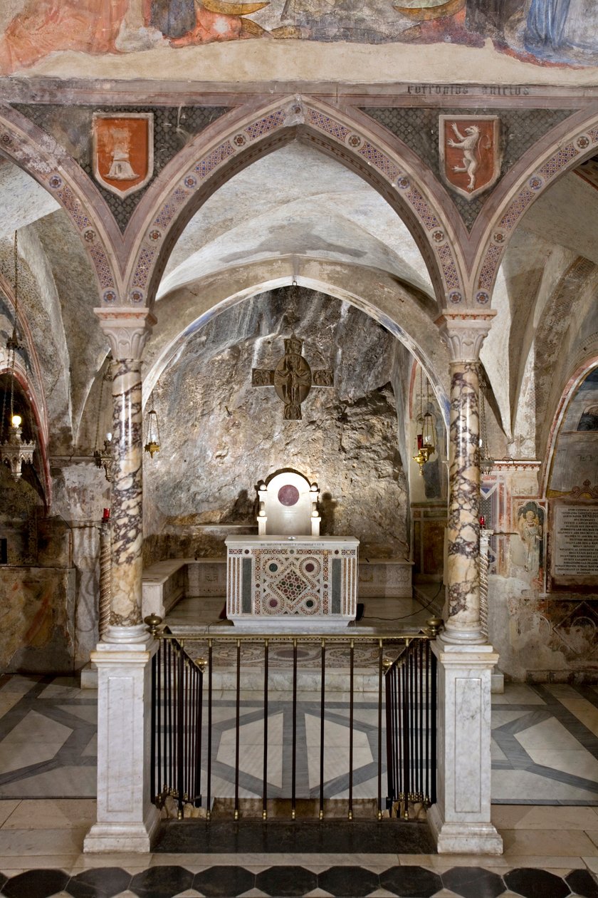 Zicht op het priesterkoor van de Bovenkerk met het hoofdaltaar in cosmateske stijl. 13e eeuw. Klooster van Sint Benedetto (Sacro Speco), Subiaco (Rome), Italië door Italian School