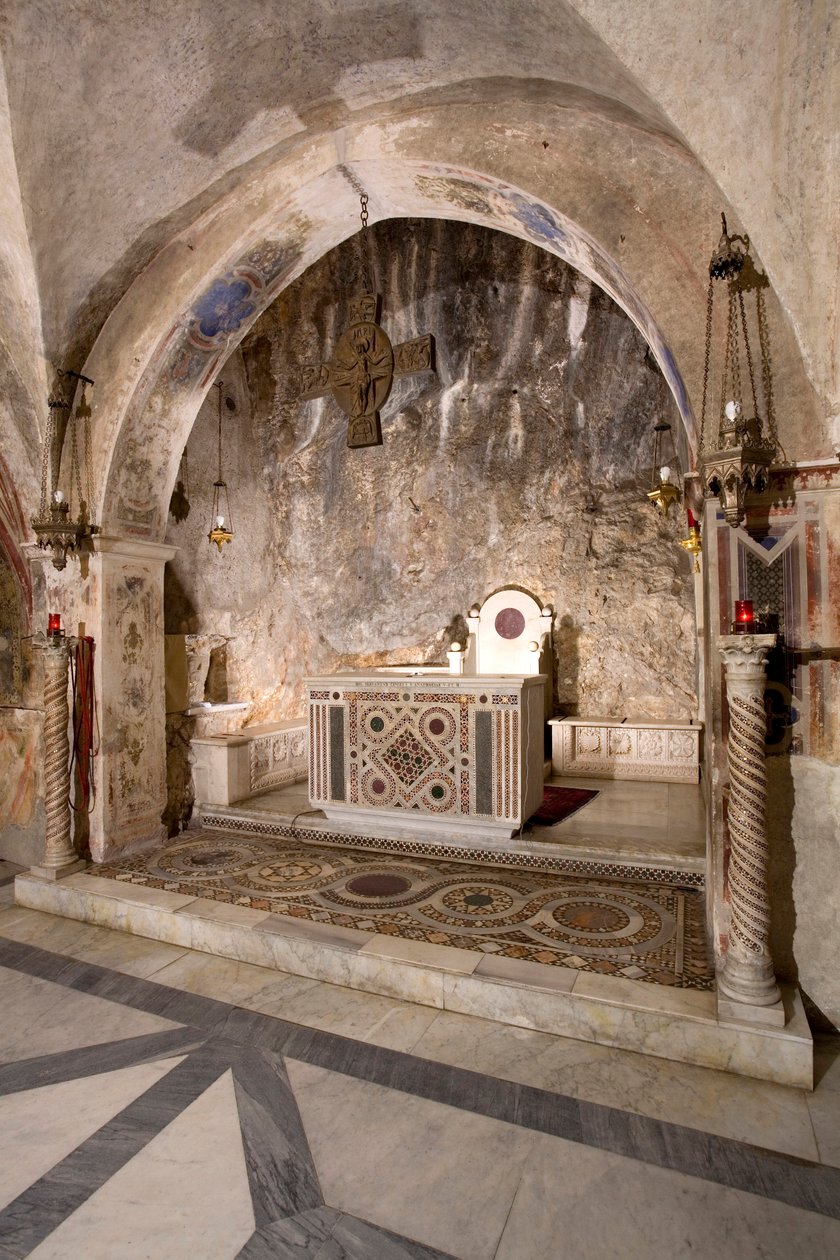 Zicht op de pastorie van de Bovenkerk met het hoofdaltaar in cosmateske stijl. 13e eeuw. Klooster van Sint Benedetto (Sacro Speco), Subiaco (Rome), Italië door Italian School