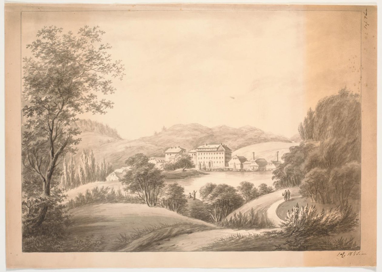 Meerdere aangrenzende gebouwen, waaronder een hoofdgebouw en kleinere huizen met schoorstenen, bij een waterloop of meer, omgeven door bomen en heuvels door J.P. Møller