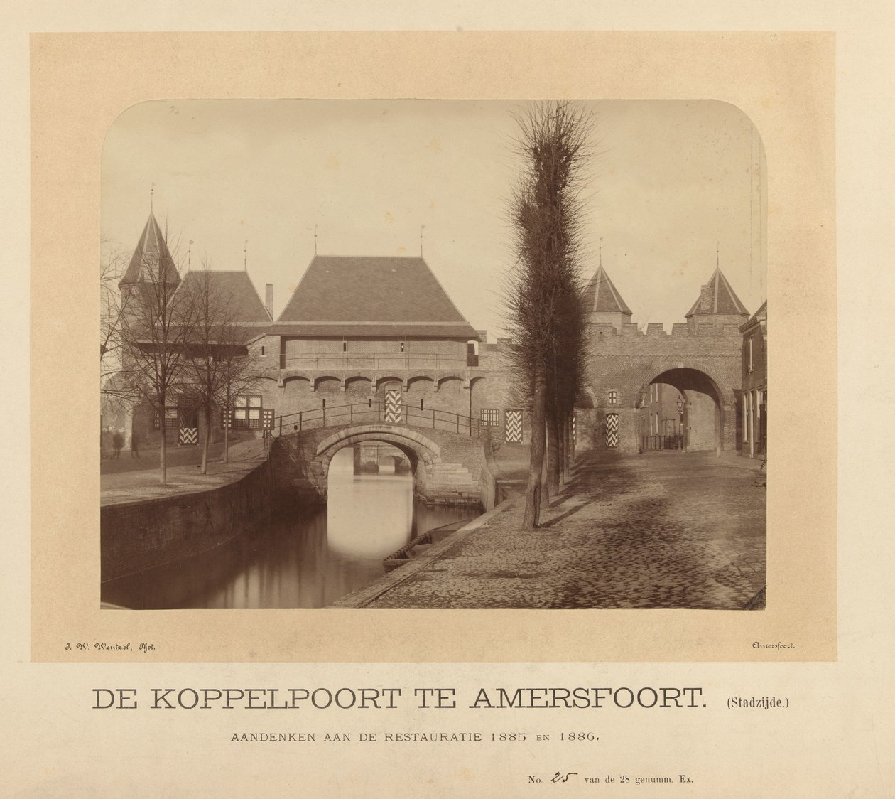 De Koppelpoort te Amersfoort door J.W. Wentzel