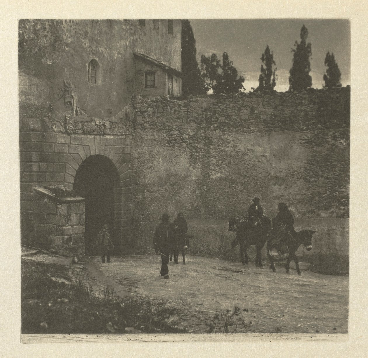 Camera Work: Een poort - Segovia, 1914 door J. Craig Annan
