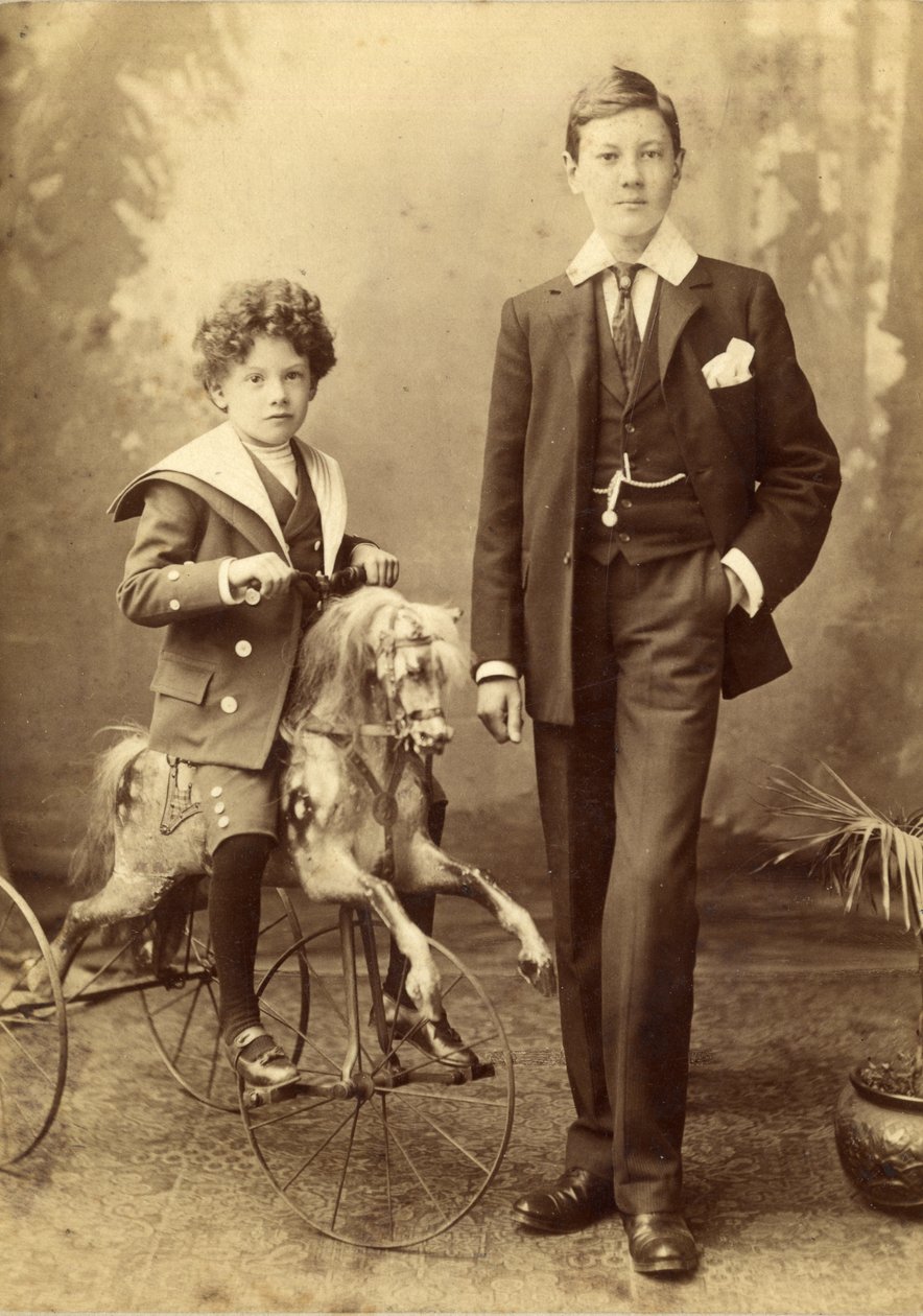Jonge jongen op zijn paard gemonteerd als een driewieler, zijn oudere broer ernaast, 1880s door J. H. Killick