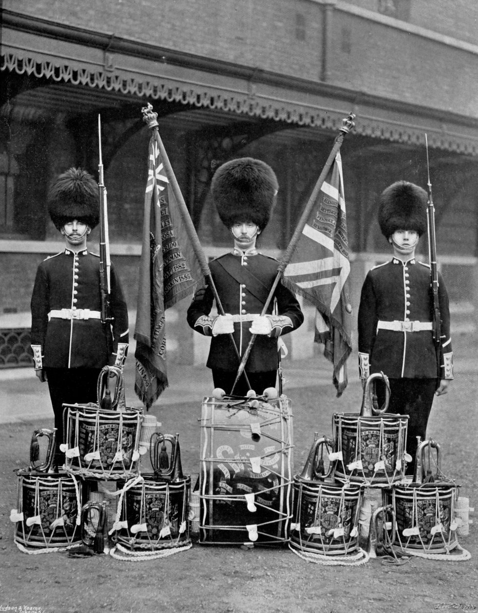 De kleuren en trommels van de 2e Grenadier Guards, 1896 door J. Thomson