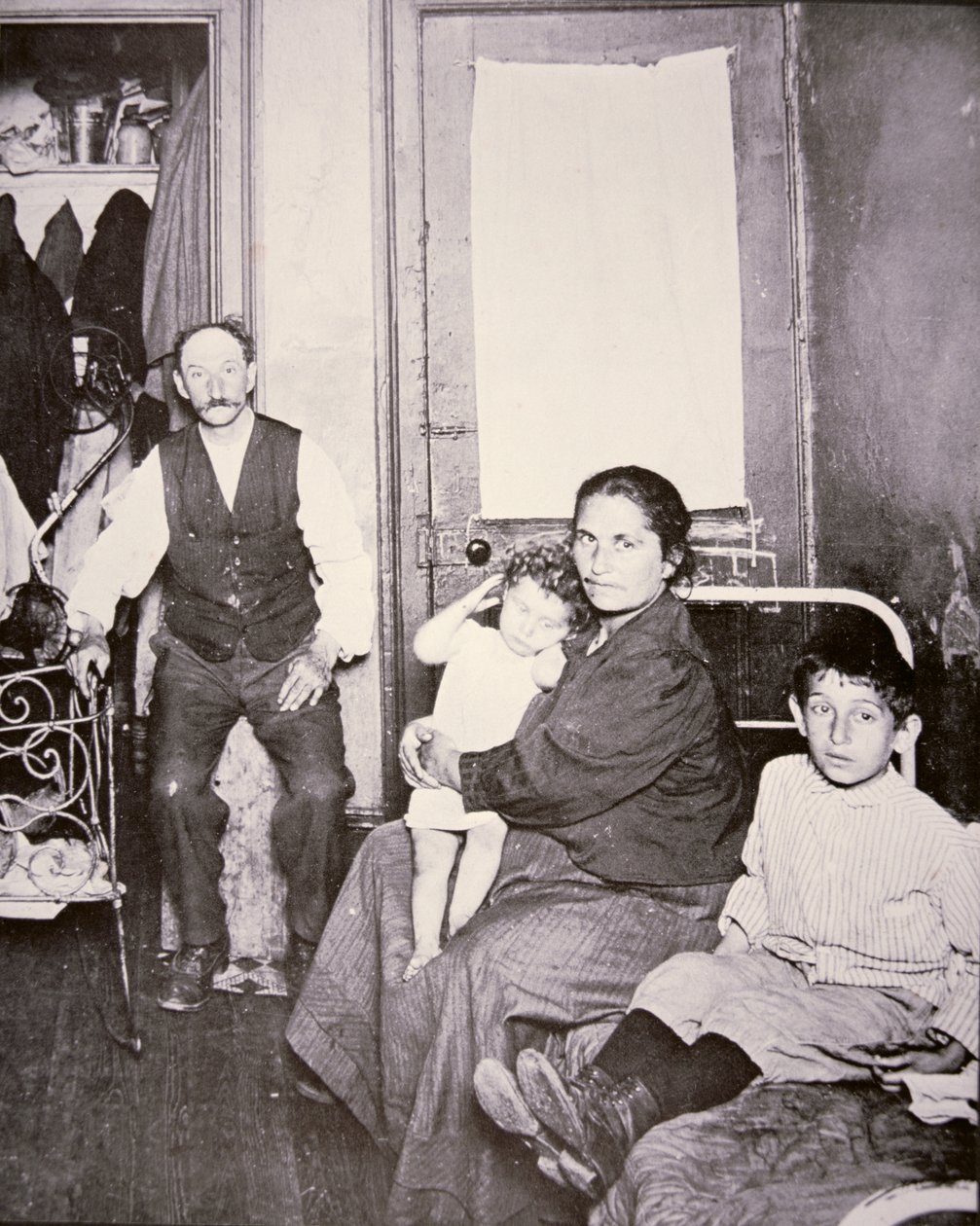 Immigrantenfamilie, Lower East Side, New York City, ca.1910 door Jacob August Riis