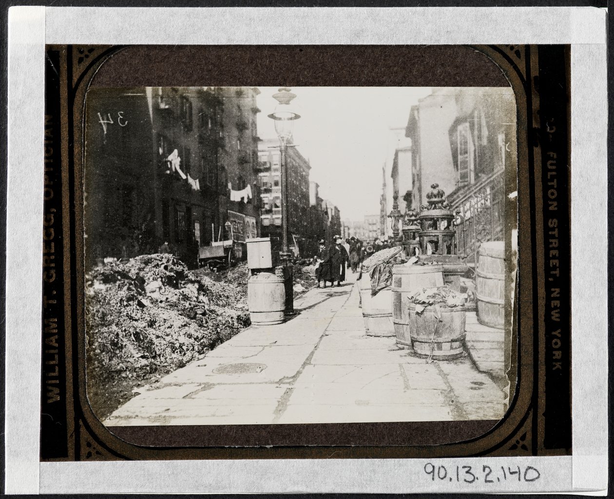 Tammany straatreiniging voor Warings dag, voor 9 Varick Place, c.1890 door Jacob August Riis