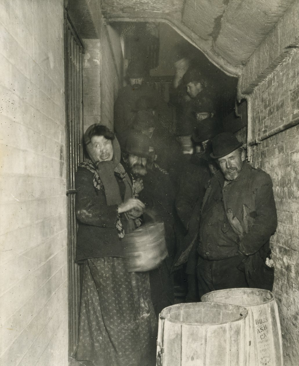 Wachten om binnen te komen bij het Mulberry Street Station door Jacob August Riis