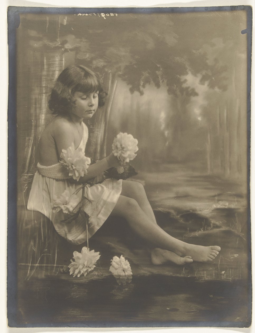 Portret van meisje op blote voeten met bos bloemen in de hand door Jacob Merkelbach