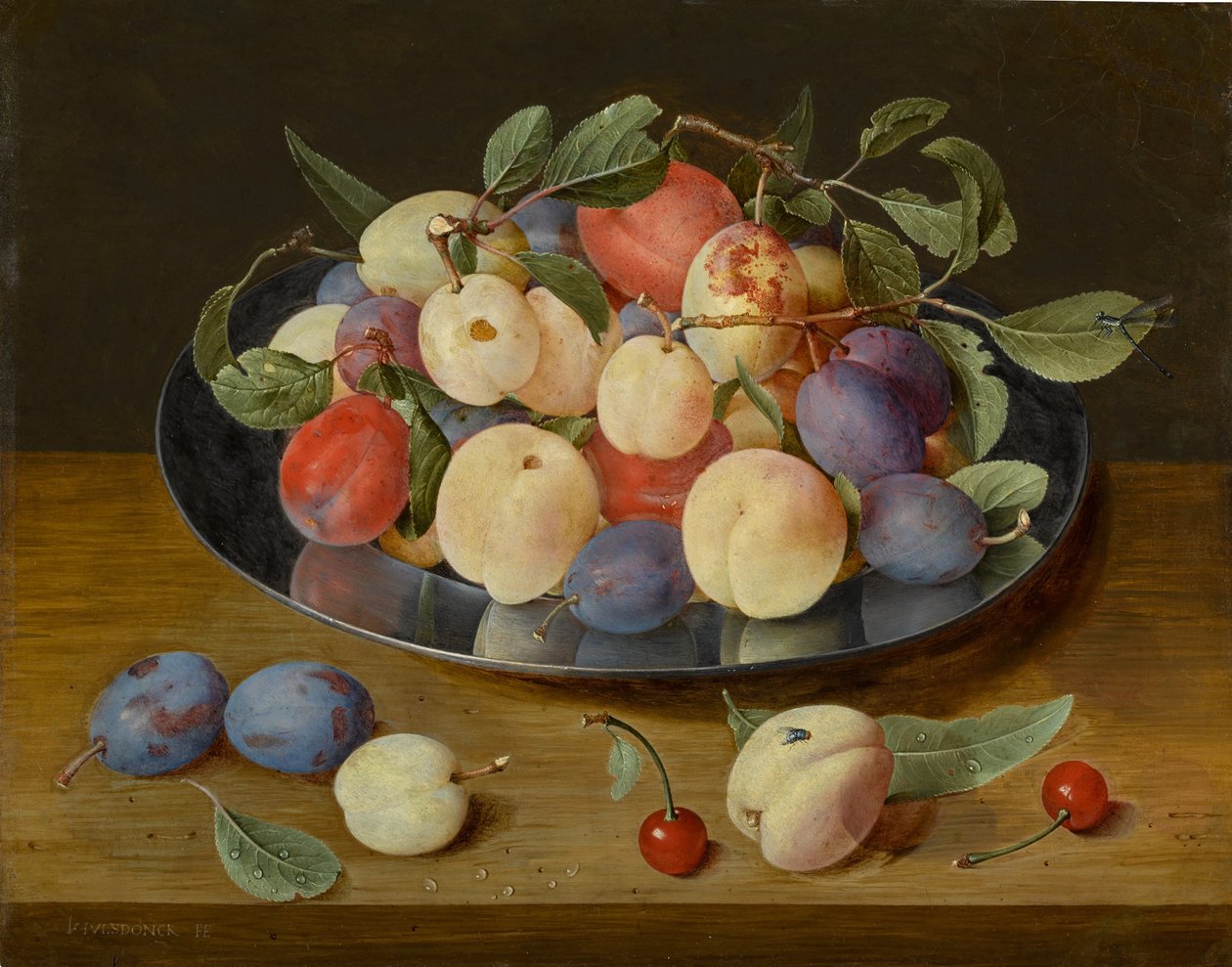 Stilleven van pruimen en perziken op een tinnen bord, met pruimen, een perzik en kersen, alles op een tafel door Jacob van Hulsdonck
