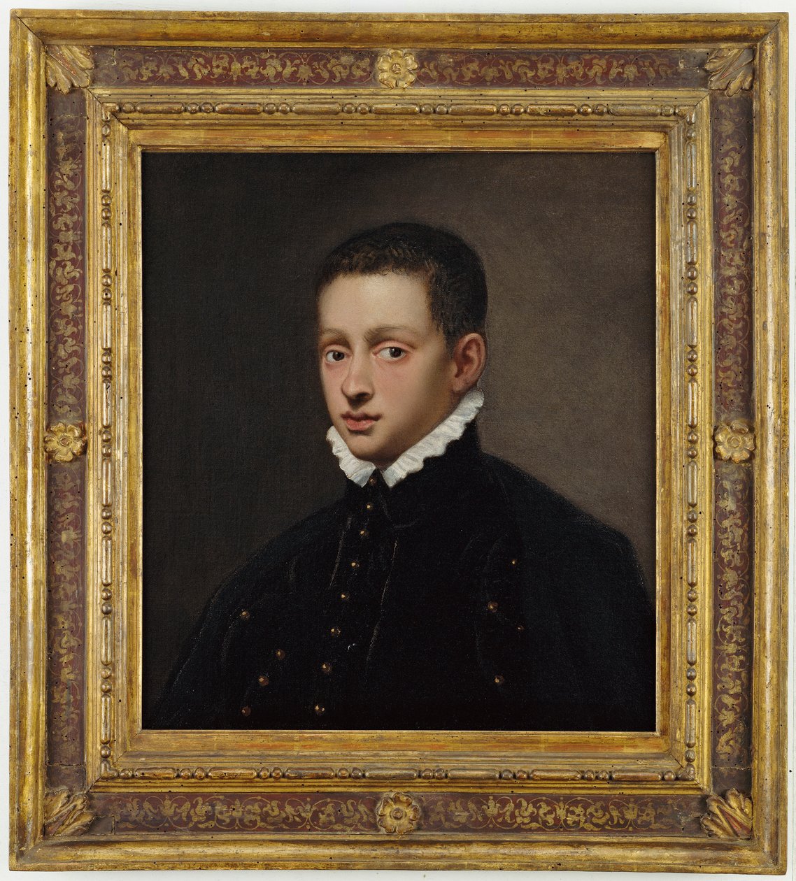 Portret van een jongen, buste-lengte, in een zwart dubbelt met een witte kraag door Jacopo Robusti Tintoretto